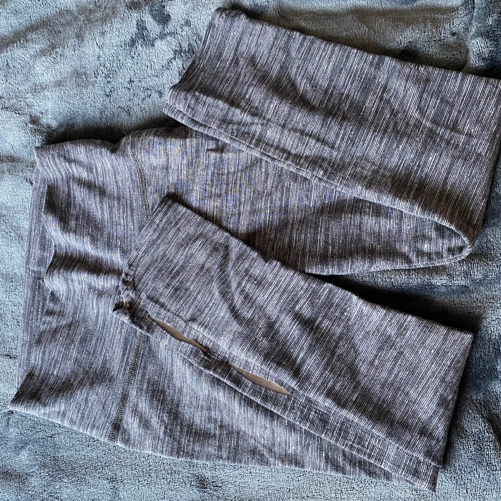 Aerie Capri leggings with keyhole cutout